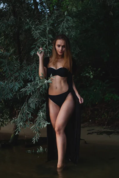 Sahilde Poz Siyah Mayo Pareo Güzel Model — Stok fotoğraf