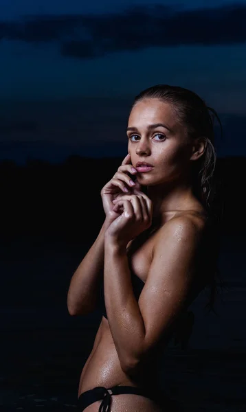 Mooi Model Het Water Een Zwarte Bikini Badpak Voor Nacht — Stockfoto