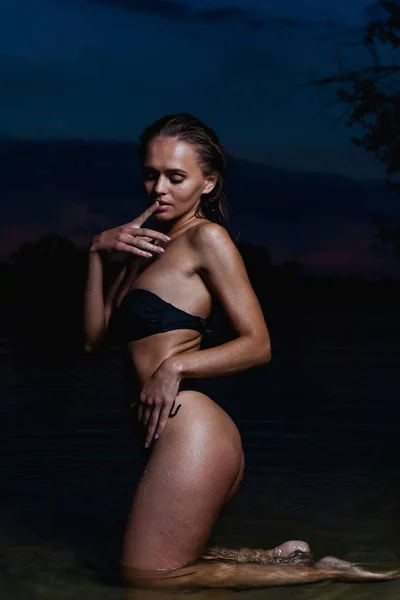 Hermosa Modelo Agua Bikini Negro Traje Baño Para Noche Nadar —  Fotos de Stock