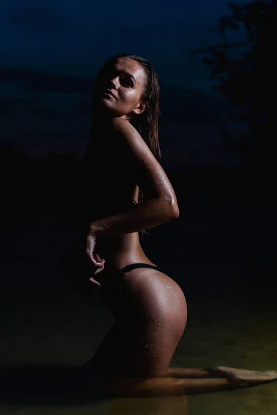 水の中で美しいモデル 夜のための黒いビキニ水着で 水泳とポーズ — ストック写真