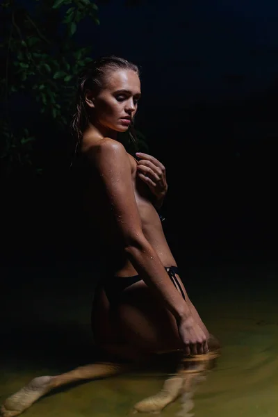 水の中で美しいモデル 夜のための黒いビキニ水着で 水泳とポーズ — ストック写真