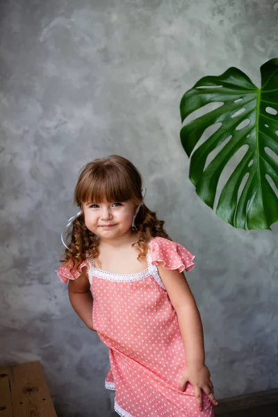 Modèle Petite Fille Avec Monstera Portrait Une Petite Fille Aux — Photo