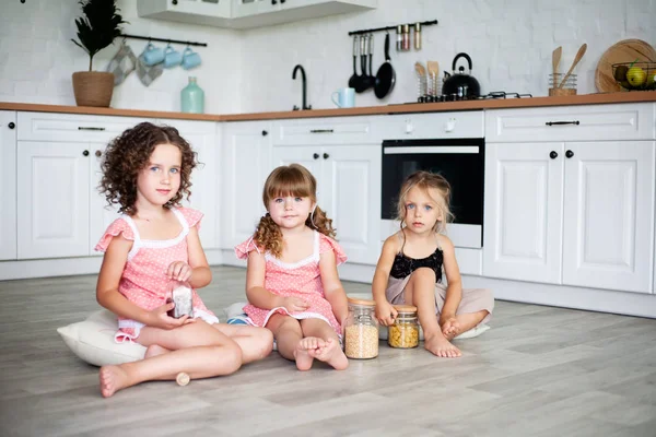 Małe Dziewczynki Bawią Się Kuchni Siedząc Podłodze — Zdjęcie stockowe