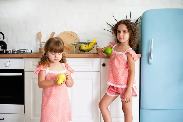 Dwie Dziewczynki Kuchni Owocami Dzieci Pobliżu Lodówki Zdrowej Żywności — Zdjęcie stockowe