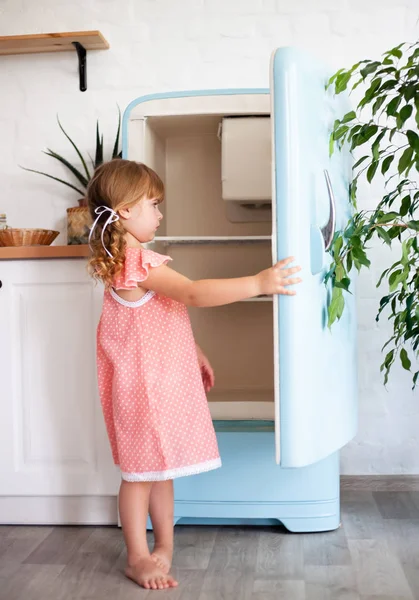Dziewczynka Otwiera Drzwi Lodówki Piękna Kuchnia — Zdjęcie stockowe