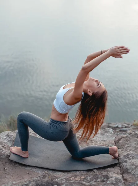 Chica Practica Yoga Rodeado Naturaleza Montaña Ribera Isla — Foto de Stock