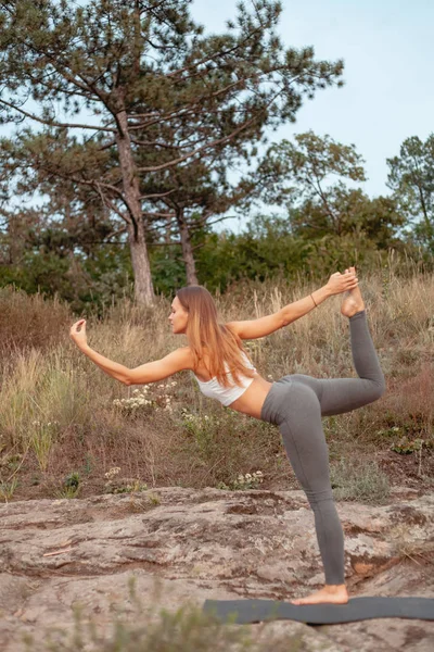 Chica Practica Yoga Rodeado Naturaleza Montaña Ribera Isla — Foto de Stock