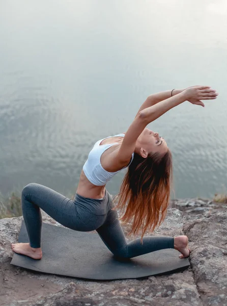Chica Practica Yoga Rodeado Naturaleza Montaña Ribera Isla — Foto de Stock