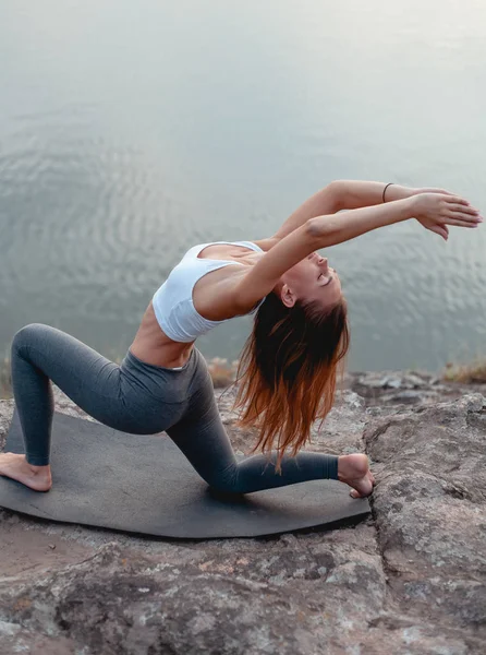 Chica Practica Yoga Rodeado Naturaleza Montaña Ribera Isla — Foto de Stock