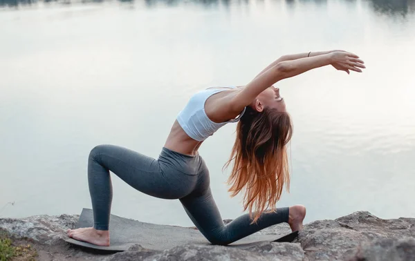 Das Mädchen Praktiziert Yoga Umgeben Von Natur Berg Und Flussufer — Stockfoto