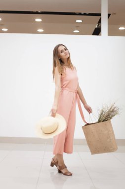 Kağıt torbalarla alışveriş yapan mutlu kız. Zarif giyimli genç kız.