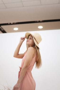 Kağıt torbalarla alışveriş yapan mutlu kız. Zarif giyimli genç kız.