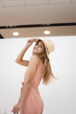 Kağıt torbalarla alışveriş yapan mutlu kız. Zarif giyimli genç kız.