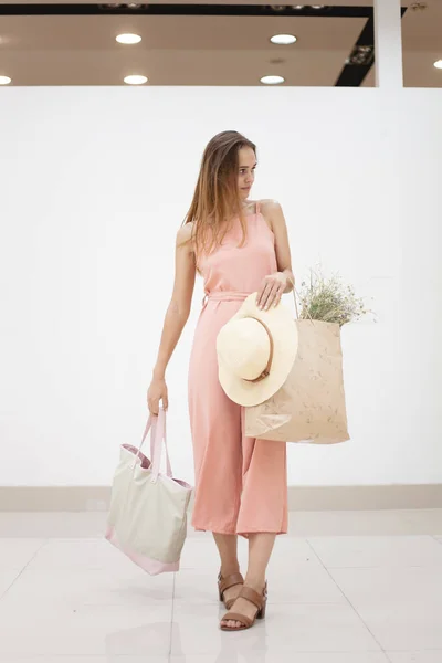 Menina Feliz Com Compras Sacos Papel Menina Elegantemente Vestida — Fotografia de Stock