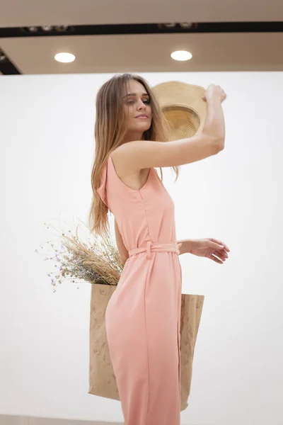 Menina Feliz Com Compras Sacos Papel Menina Elegantemente Vestida — Fotografia de Stock