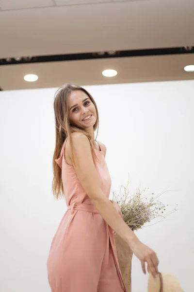 Menina Feliz Com Compras Sacos Papel Menina Elegantemente Vestida — Fotografia de Stock