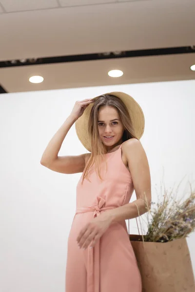 Menina Feliz Com Compras Sacos Papel Menina Elegantemente Vestida — Fotografia de Stock