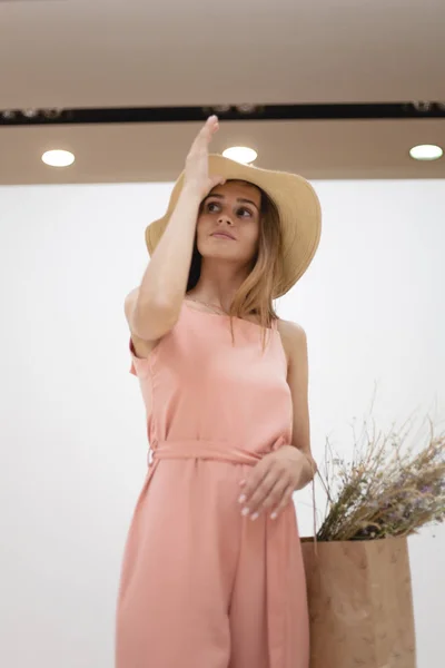 Menina Feliz Com Compras Sacos Papel Menina Elegantemente Vestida — Fotografia de Stock