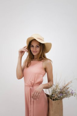 Kağıt torbalarla alışveriş yapan mutlu kız. Zarif giyimli genç kız.