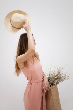 Kağıt torbalarla alışveriş yapan mutlu kız. Zarif giyimli genç kız.