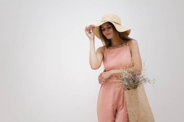 Kağıt torbalarla alışveriş yapan mutlu kız. Zarif giyimli genç kız.