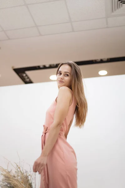 Menina Feliz Com Compras Sacos Papel Menina Elegantemente Vestida — Fotografia de Stock