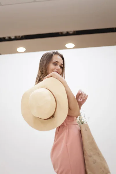 Menina Feliz Com Compras Sacos Papel Menina Elegantemente Vestida — Fotografia de Stock