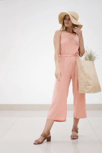 Menina Feliz Com Compras Sacos Papel Menina Elegantemente Vestida — Fotografia de Stock