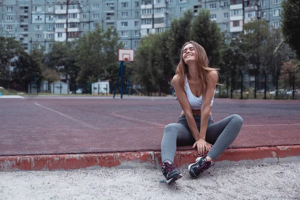 Uma Rapariga Num Campo Basquetebol Com Uma Bola Sportswear Vestido — Fotografia de Stock