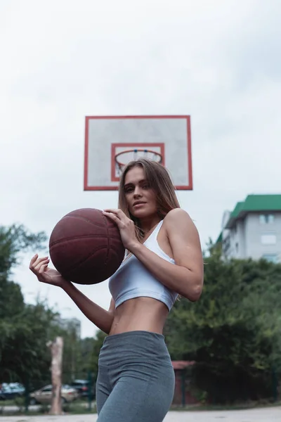Dziewczyna Boiska Koszykówki Piłką Odzież Sportowa Ubrana Legginsy Top — Zdjęcie stockowe