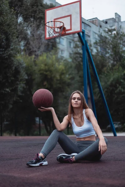 Mädchen Auf Einem Basketballfeld Mit Einem Ball Sportbekleidung Leggings Und — Stockfoto