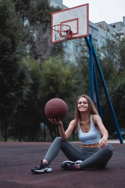 Dziewczyna Boiska Koszykówki Piłką Odzież Sportowa Ubrana Legginsy Top — Zdjęcie stockowe