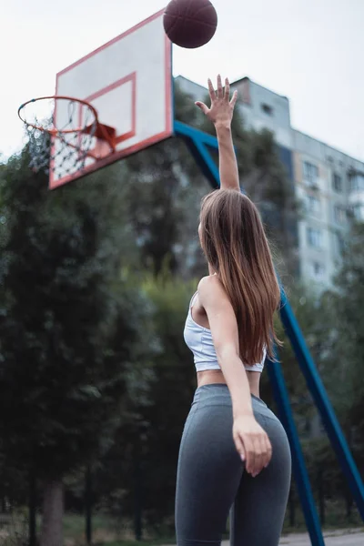 ボールを持ったバスケットボールコートの女の子 レギンスとトップスを着たスポーツウェア — ストック写真