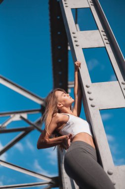 sokaktaki bir güzel kız portresi.