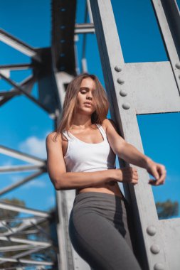 sokaktaki bir güzel kız portresi.