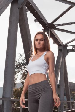 sokaktaki bir güzel kız portresi.