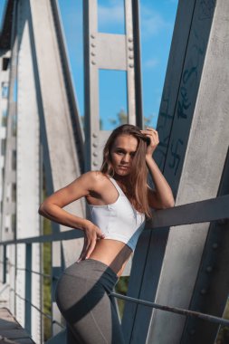 sokaktaki bir güzel kız portresi.