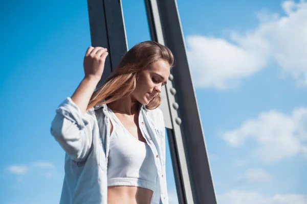 Porträt Eines Schönen Mädchens Auf Der Straße — Stockfoto