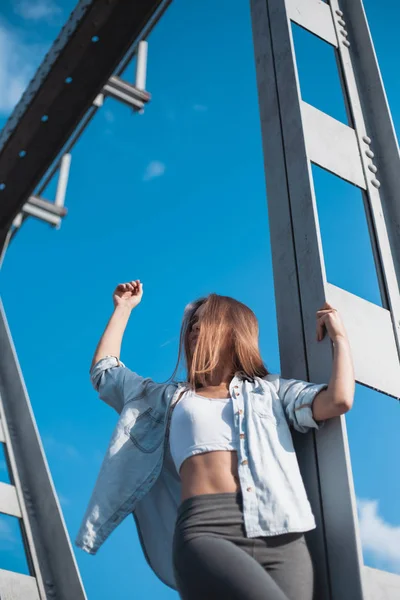 Porträt Eines Schönen Mädchens Auf Der Straße — Stockfoto