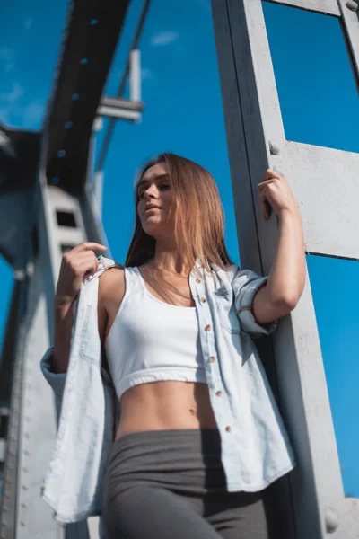 Retrato Uma Menina Bonita Rua — Fotografia de Stock