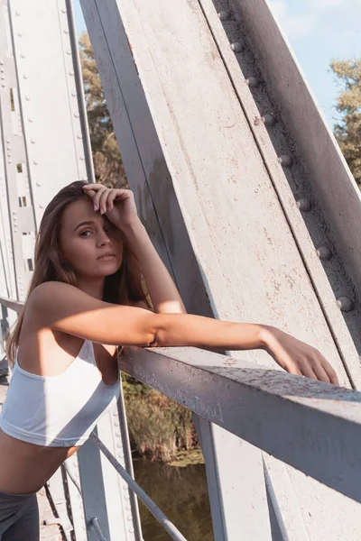 Retrato Uma Menina Bonita Rua — Fotografia de Stock