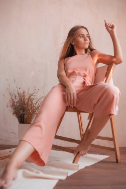 Stüdyoda poz veren güzel sarışın manken. Narin tarzı kadınsı.