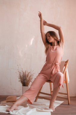 Stüdyoda poz veren güzel sarışın manken. Narin tarzı kadınsı.