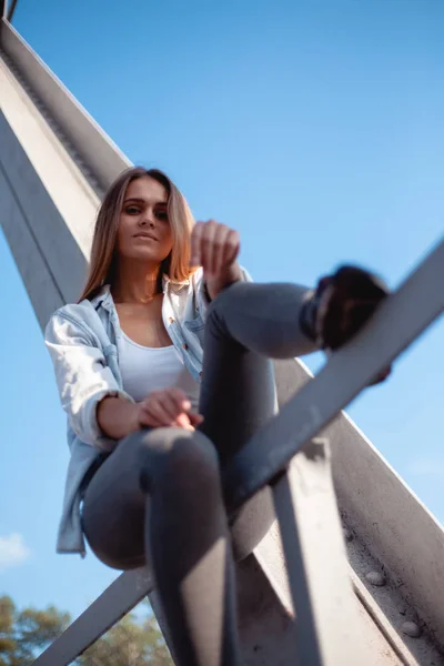 Retrato Uma Menina Bonita Rua — Fotografia de Stock