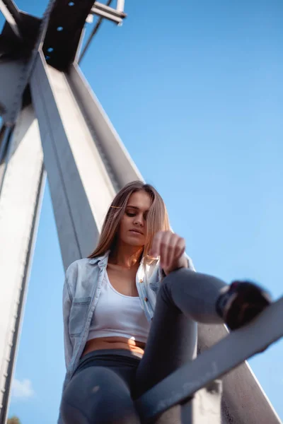 Retrato Uma Menina Bonita Rua — Fotografia de Stock