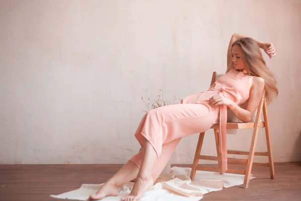 Mooie Blonde Model Poseren Studio Delicate Stijl Vrouwelijk — Stockfoto