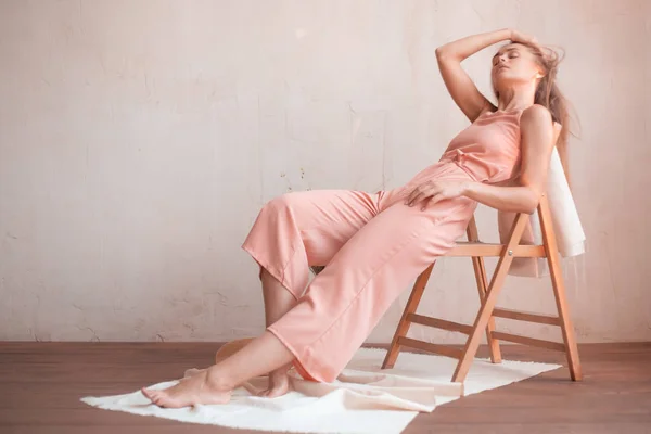 Hermosa Modelo Rubia Posando Estudio Estilo Delicado Femenino —  Fotos de Stock