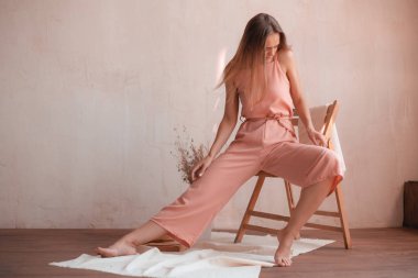 Stüdyoda poz veren güzel sarışın manken. Narin tarzı kadınsı.