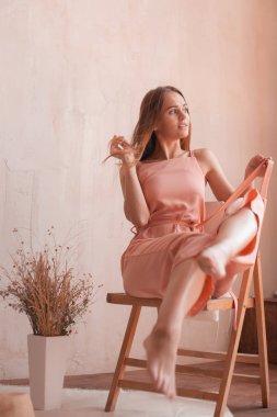 Stüdyoda poz veren güzel sarışın manken. Narin tarzı kadınsı.