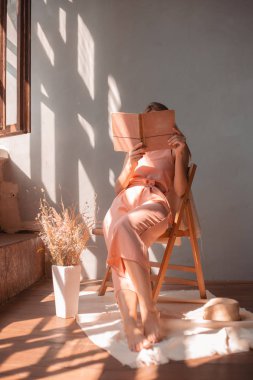 Stüdyoda poz veren güzel sarışın manken. Narin tarzı kadınsı.